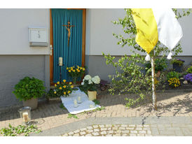 Fronleichnamsaltäre in den Naumburger Straßen (© Karl-Franz Thiede)